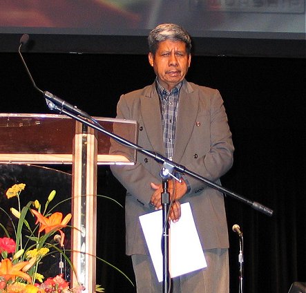 Pastor Taque en la Conferencia de Norte América en 2003.  