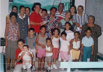 Foto: hermano Paquito con los hermanos de la iglesia mencionada.